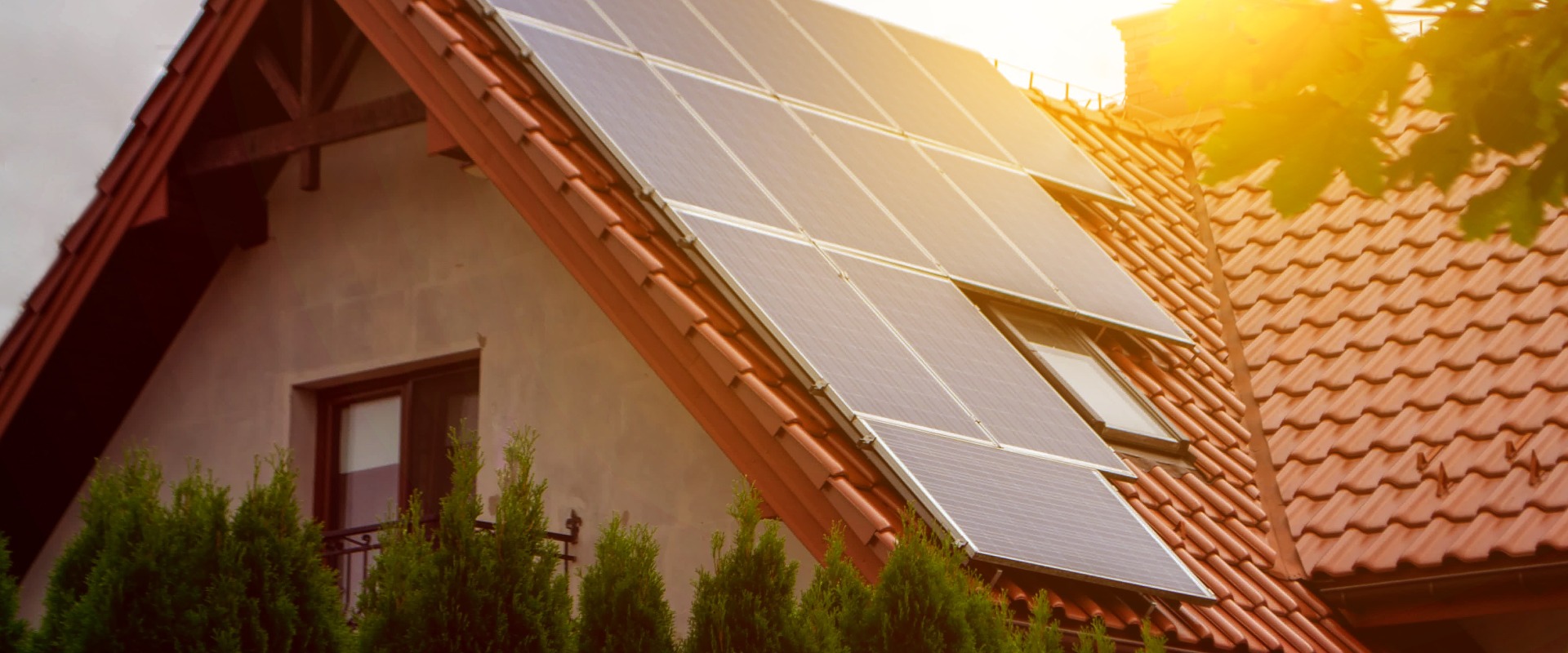Hausdach mit Fotovoltaikmodulen.