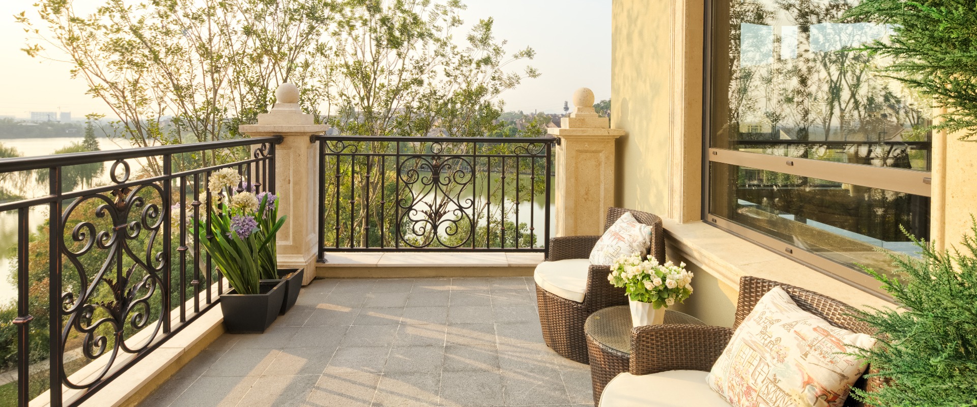 Blick auf den modernen Balkon