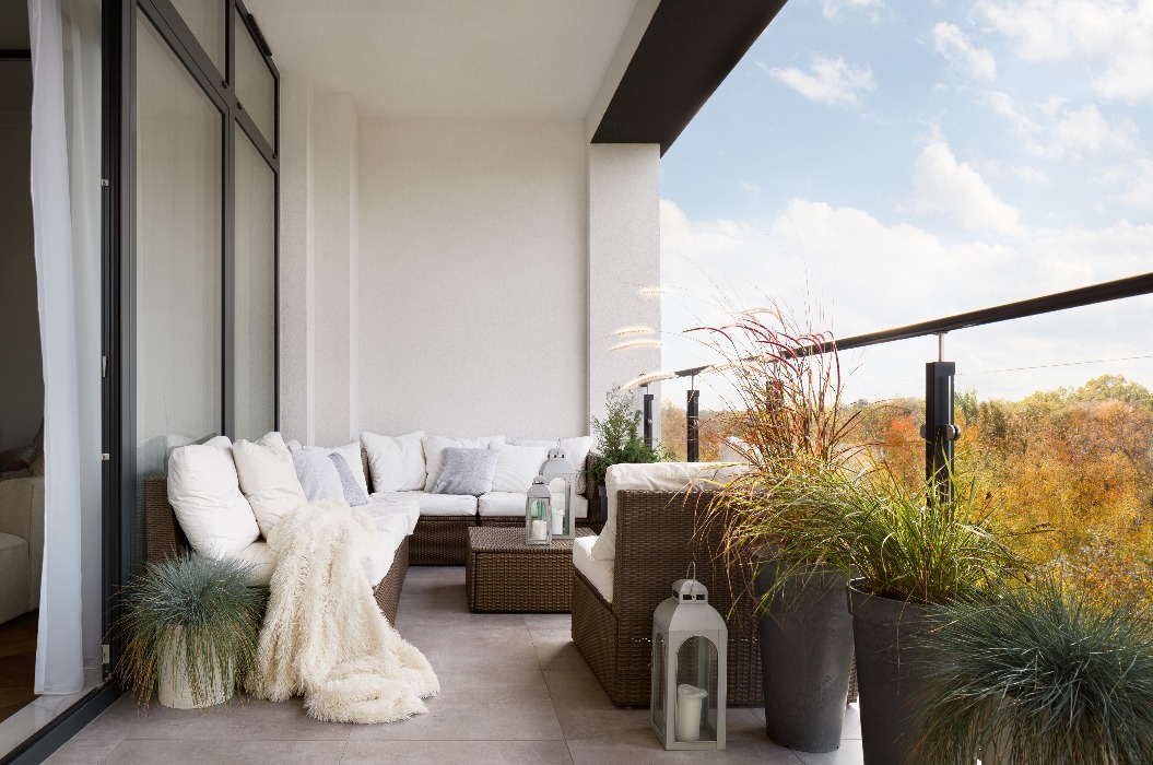 Gemütlich eingerichteter Balkon