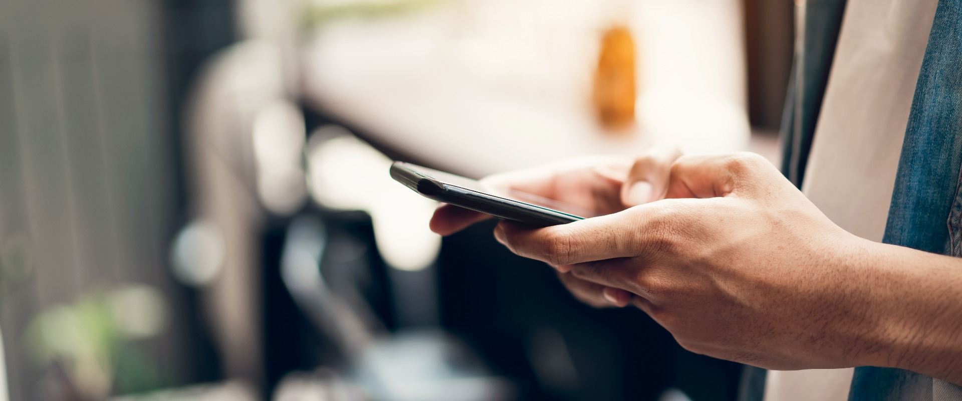 Mann bei der Verwendung eines Smartphones, in der Freizeit. Das Konzept der Nutzung des Telefons ist im täglichen Leben unerlässlich.