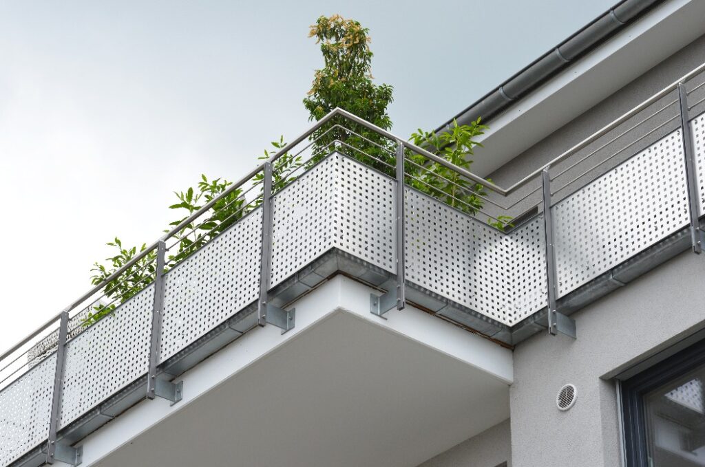 Metall-Balkone, am Dachgeschoss eines modernen Wohnhauses